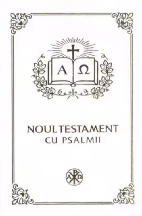 Coperta Noului Testament cu Psalmii — ediție ortodoxă română, cu simbolul Alfa și Omega, cartea deschisă cu crucea strălucitoare deasupra, înconjurată de ramuri de laur și monograma hristică Chi-Rho la bază